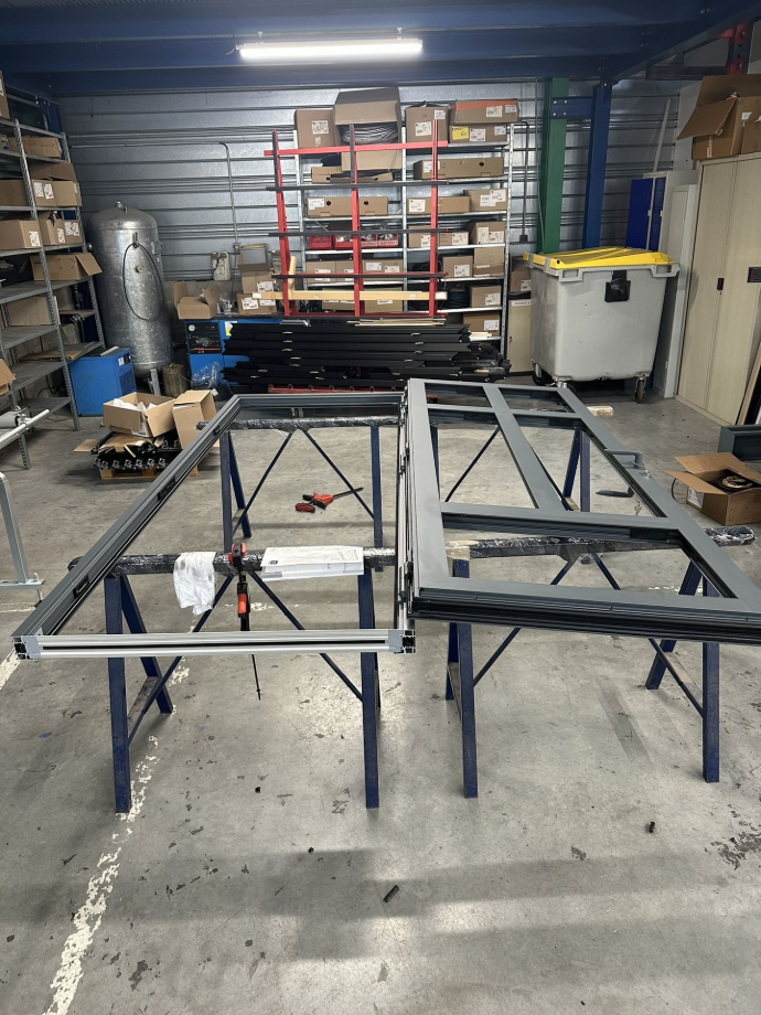 Fabrication aluminium Fabrication aluminium atelier Lyon fabricant menuiseries aluminum fenêtres portes portails clôtures pergolas carports