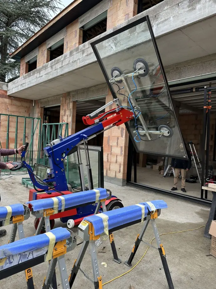 Installation structure en aluminium Atelier allure édifice fabrication aluminium atelier Lyon fabricant menuiseries aluminum fenêtres portes portails clôtures pergolas carports aluminier professionnel