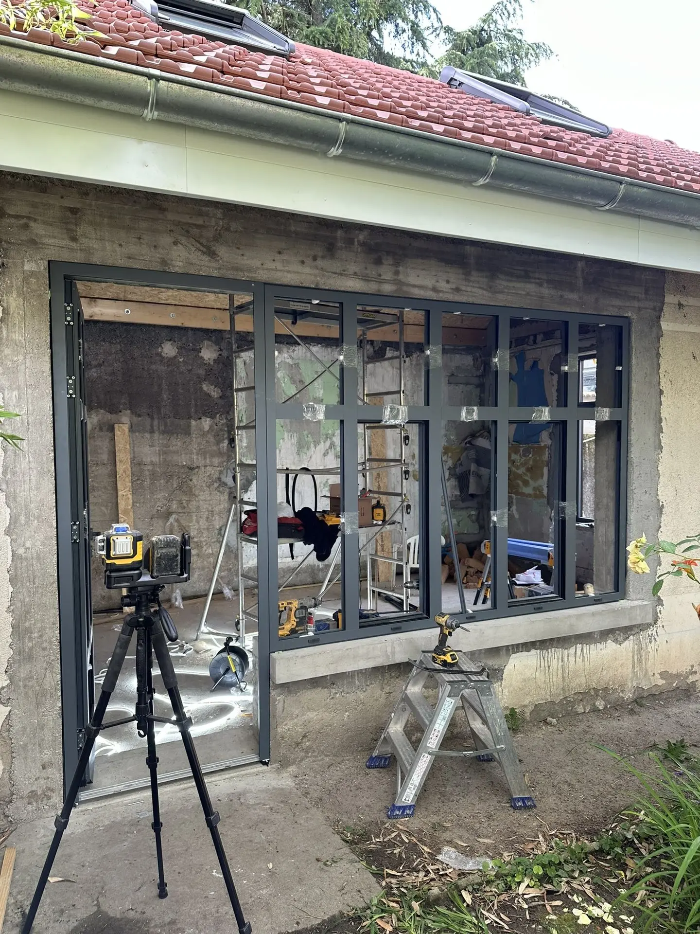 Atelier allure édifice fabrication aluminium atelier Lyon fabricant menuiseries aluminum fenêtres portes portails clôtures pergolas carports aluminier professionnel 