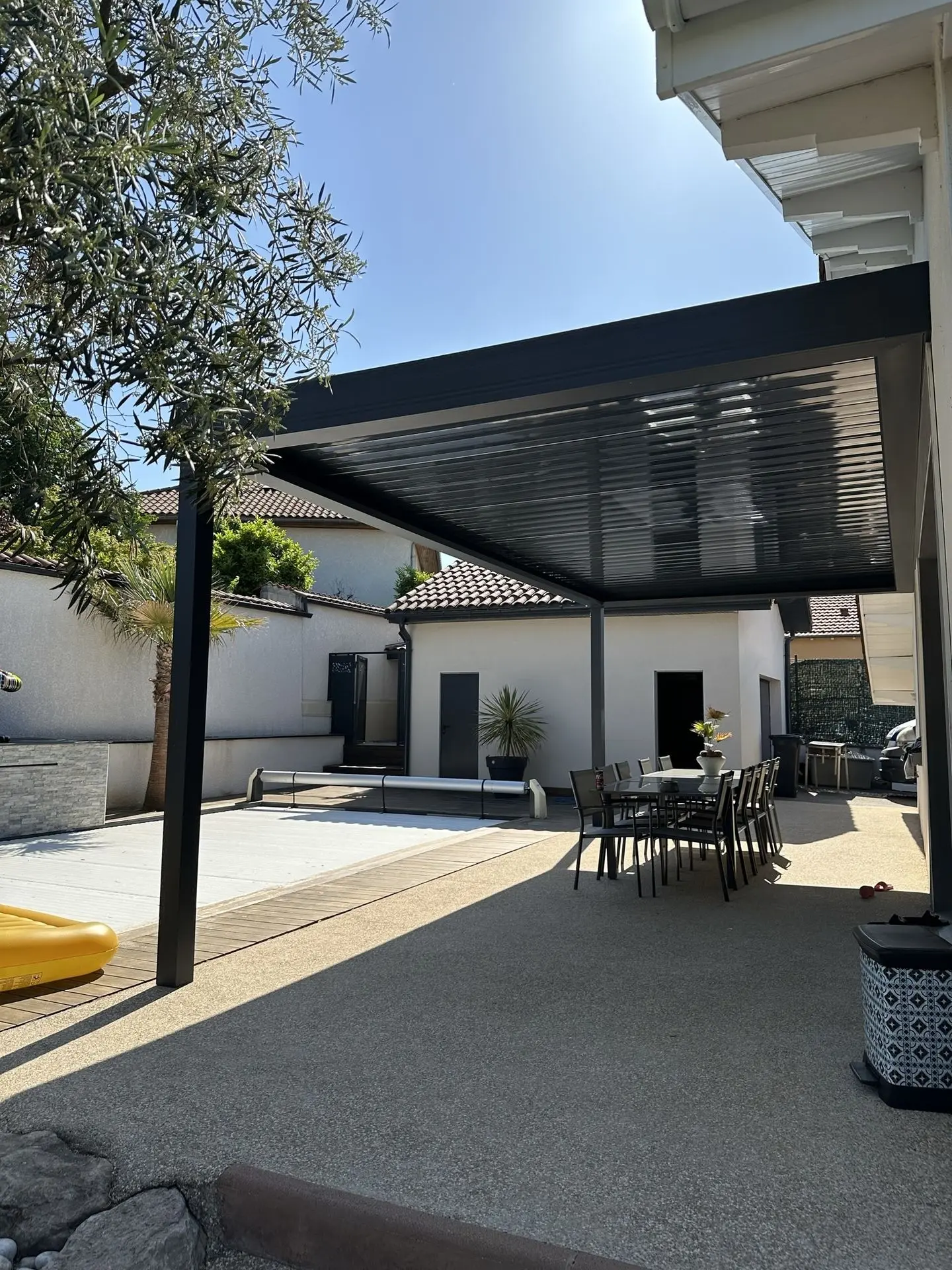 Atelier allure édifice fabrication aluminium atelier Lyon fabricant menuiseries aluminum fenêtres portes portails clôtures pergolas carports aluminier professionnel 