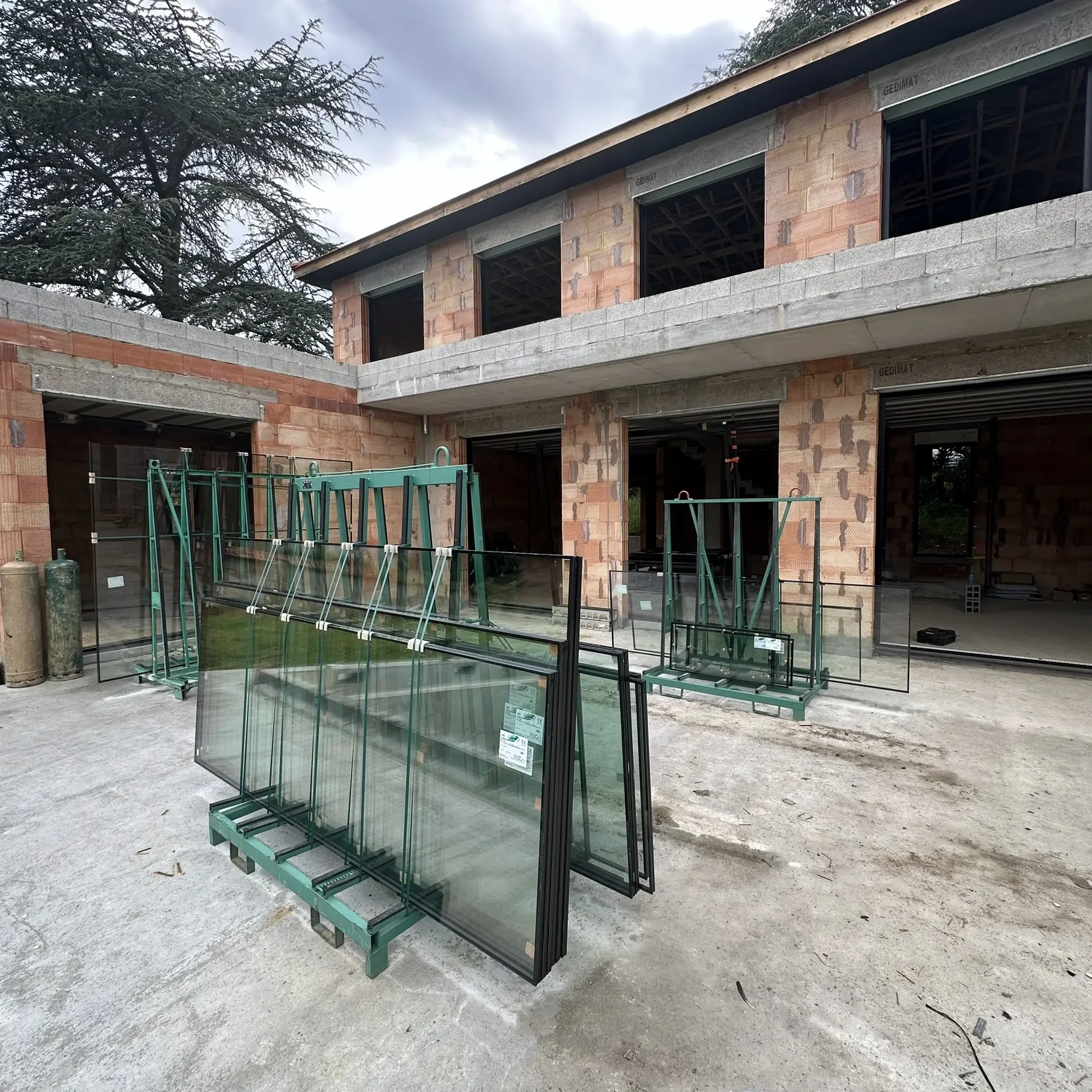 Atelier allure édifice fabrication aluminium atelier Lyon fabricant menuiseries aluminum fenêtres portes portails clôtures pergolas carports aluminier professionnel 